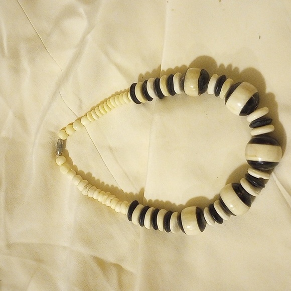 Vintage horn and bone dichromatic necklace - Picture 2 of 4